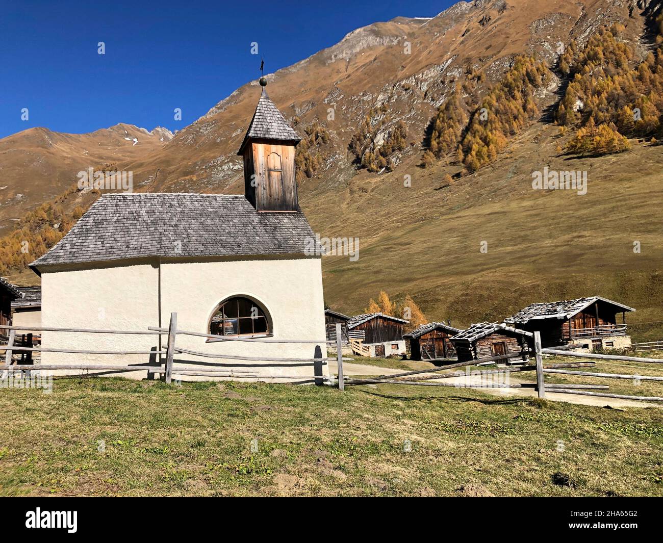 Herbstlandschaft,Fanealm in Südtirol,Fanekapelle,Fane almdorf,malga Fane,Lärchen,Valsertal,dolomiten,brixen,vals,Südtirol,italien Stockfoto