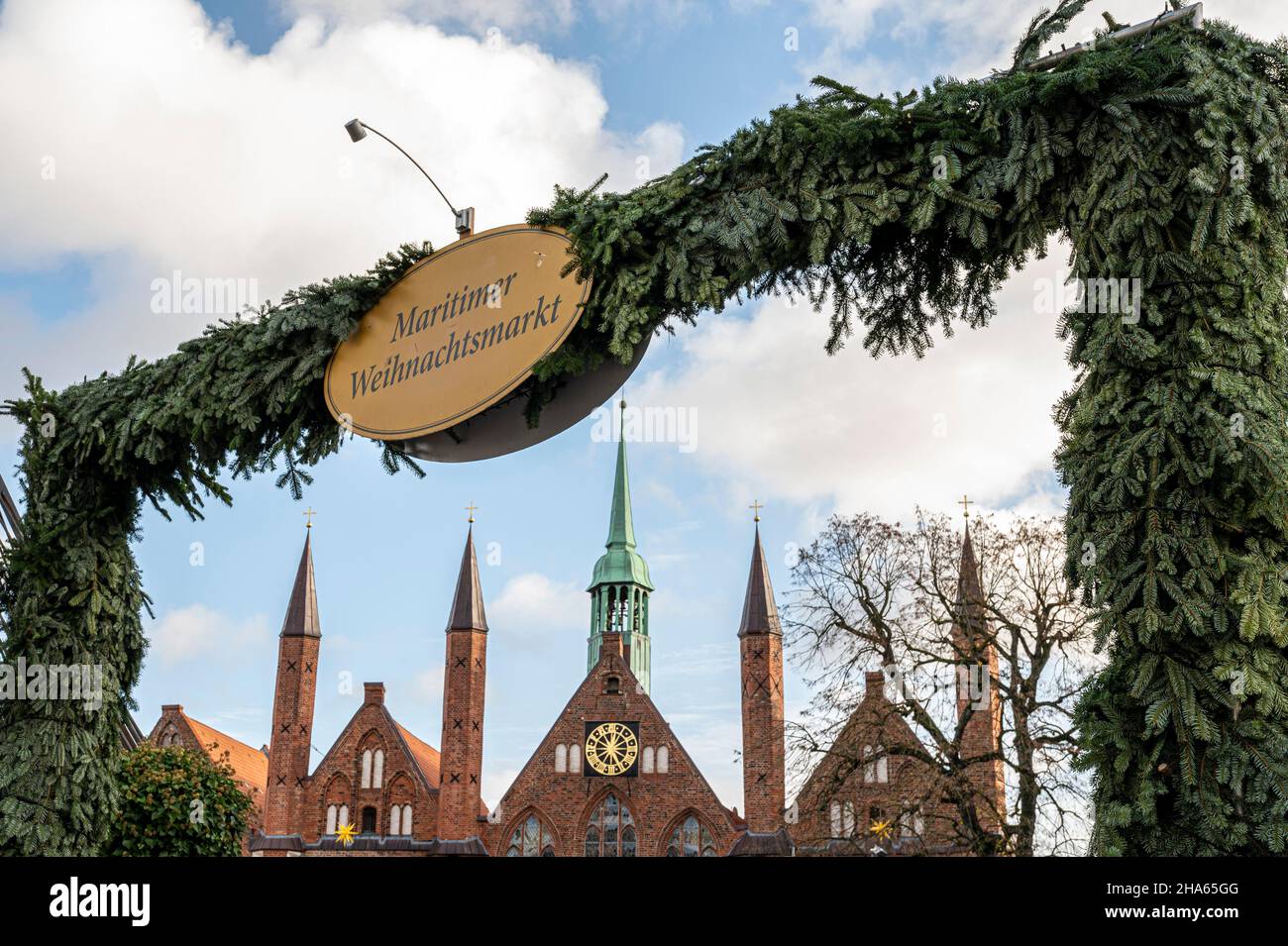 lübecker weihnachtsmarkt. Schild und historisches Gebäude. Stockfoto