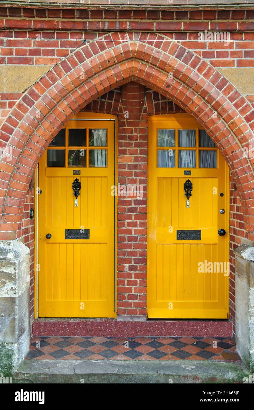 Gelbe Türen am Altbau, St.Anne Hügel, Midhurst, West Sussex, England, Vereinigtes Königreich Stockfoto