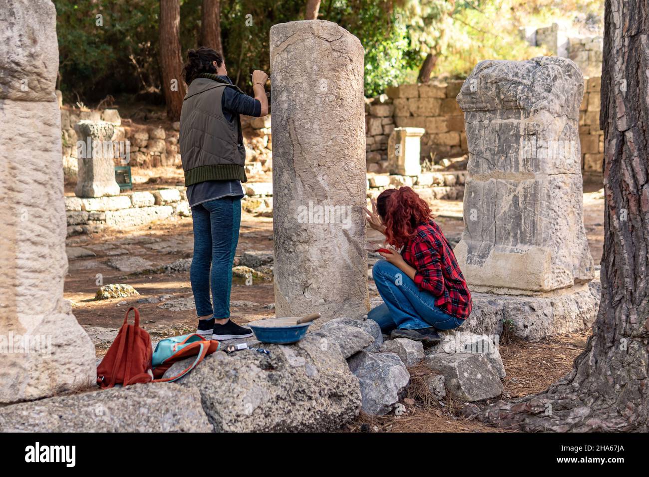 Phaselis, Türkei - 08. November 2021: Archäologe stellt eine alte Säule wieder her Stockfoto