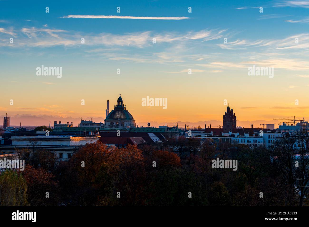 Blick über münchen mit der Kuppel des justtzpalastes und den Türmen des höheren Landgerichts, die am Abendhimmel auffallen Stockfoto