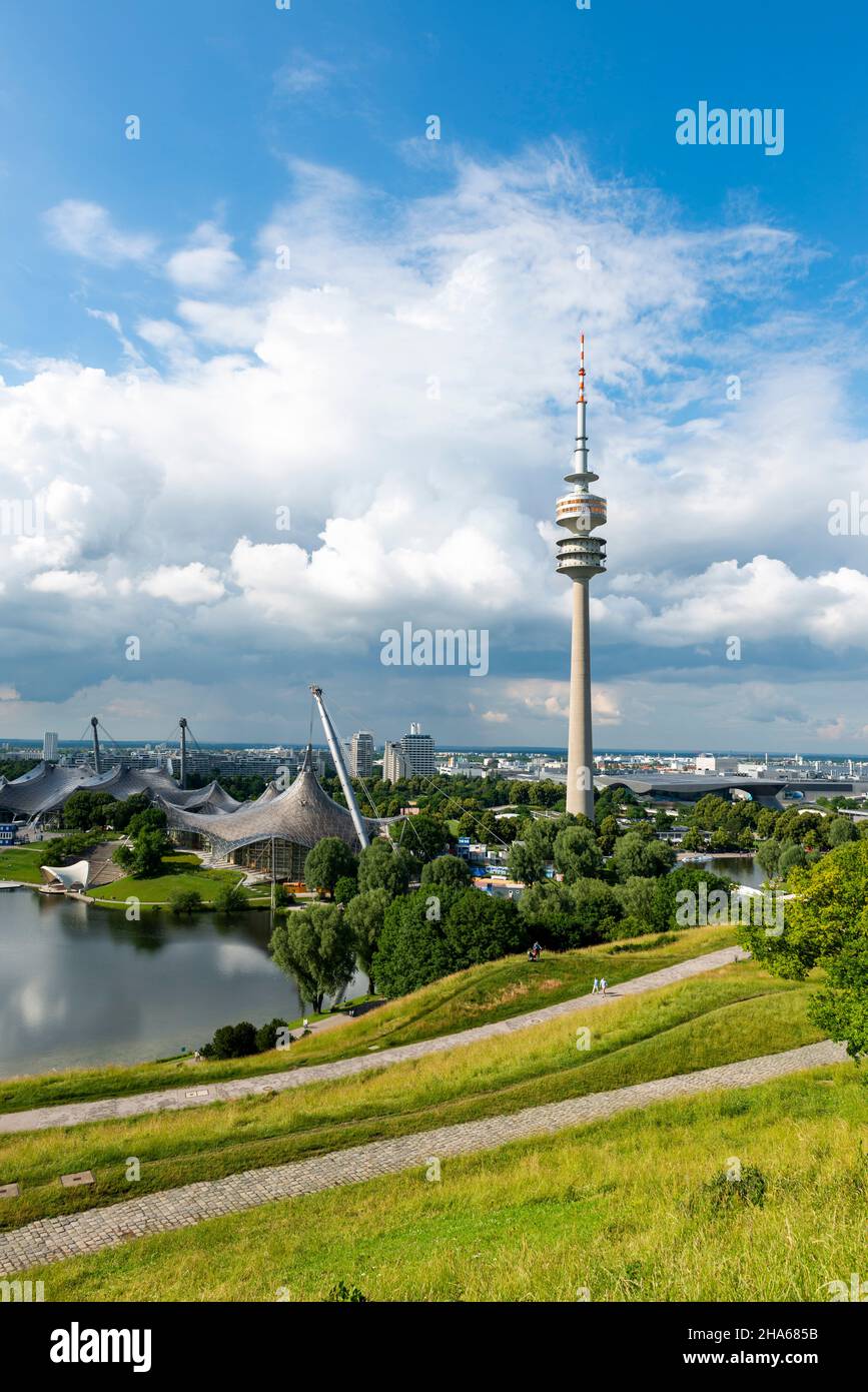 Blick vom olympiaberg auf den olympiaturm und den münchener Stadtteil milbertshofen dahinter Stockfoto