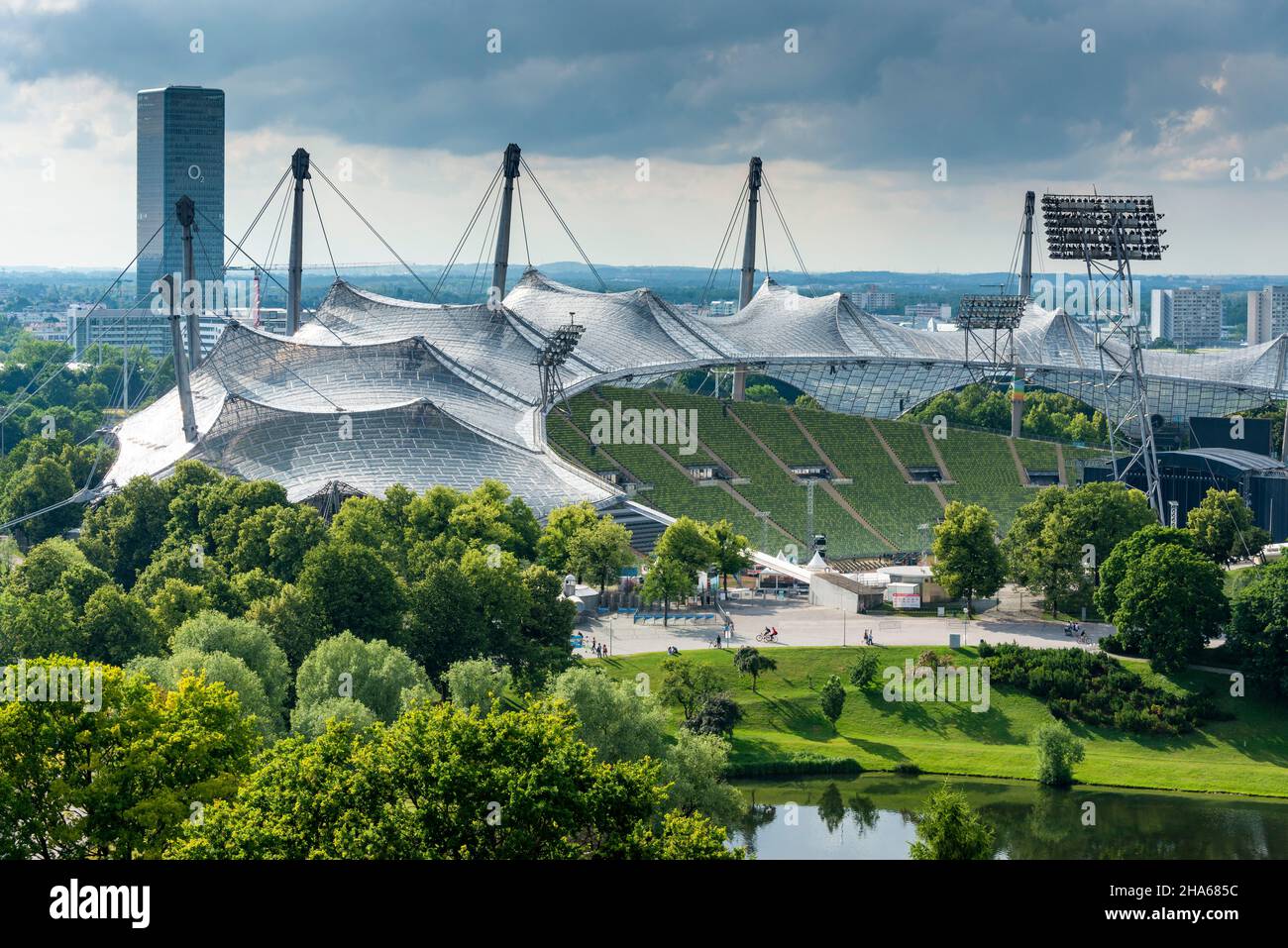 olympiastadion vom olympiaberg aus gesehen, dahinter der O2-Turm Stockfoto