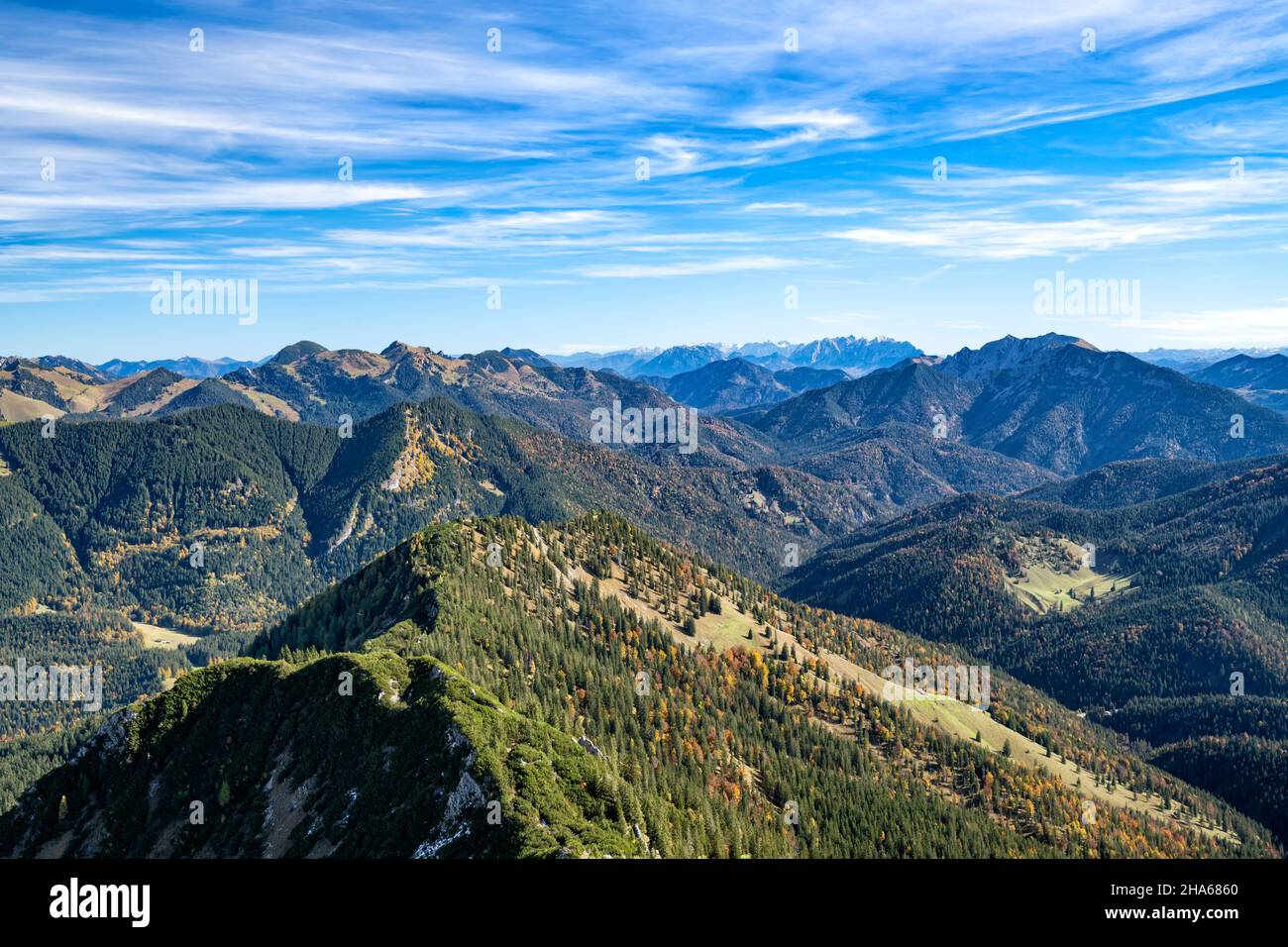 Blick vom risserkogel über die bayerischen voralpen auf den wilderen kaiser an einem sonnigen Herbsttag. Berge, Hügel und Wälder unter blauem Himmel. mangfallberge, bayern, deutschland, europa Stockfoto