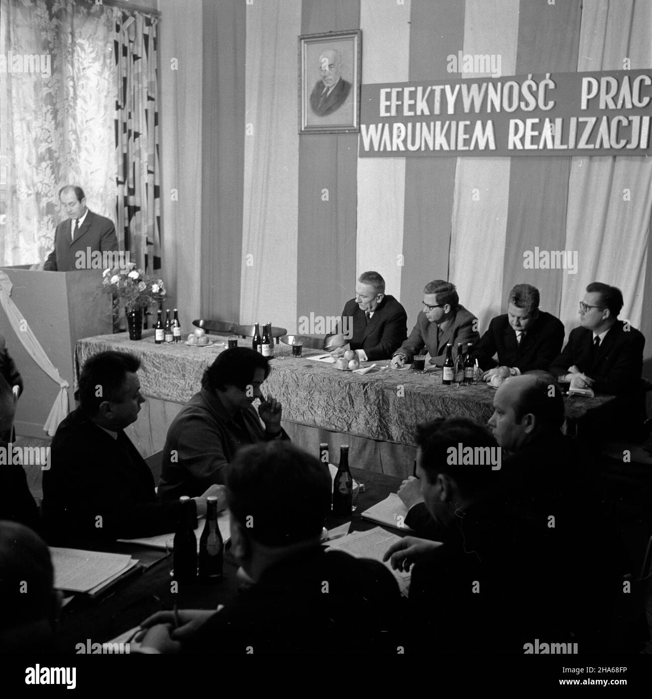Rybnik, 1969-12-01. Edward Gierek (za sto³em, 1L), cz³onek Biura Politycznego Komitetu Centralnego Polskiej Zjednoczonej Partii Robotniczej (PZPR) i i sekretarz Komitetu Wojewódzkiego PZPR w Katowicach podczas spotkania z aktywem partyjnym PZPR w Rybniimku. mb PAP/Kazierz Rybnik, 1. Dezember 1969. Edward Gierek (hinter dem Tisch, 1st links), Mitglied des Politbüros des Zentralkomitees der Polnischen Vereinigten Arbeiterpartei (PZPR) und 1st Sekretär des Provinzkomitees der PZPR in Katowice bei einem Treffen mit Parteiaktivisten in Rybnik. mb PAP/Kazimierz Seko Stockfoto