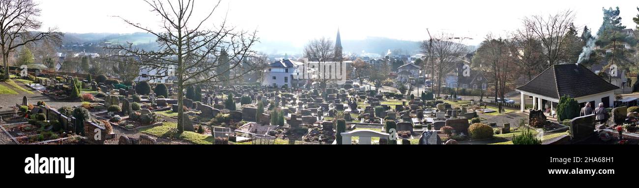 Blick an einem schönen Wintertag vom katholischen Friedhof über Overath, Nordrhein-Westfalen, Deutschland Stockfoto