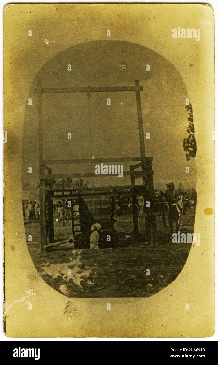 Postkarte mit einem Aufhängen an einem unbekannten Ort eines unbekannten Verbrechers. Aus der Sammlung der Familie McKechnie. Stockfoto