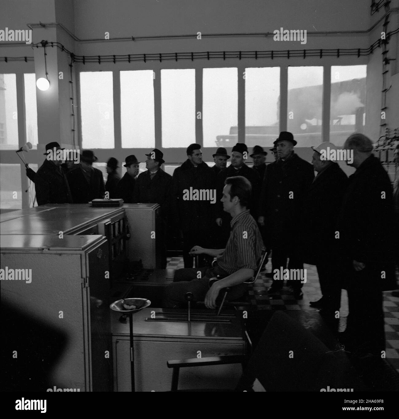 Jastrzêbie Zdrój, 1969-12-02. Kopalniê wêgla kamiennego Zofiówka k. Jastrzêbia Zdroju zaczêto budowaæ w 1963 r. Oficjalne otwarcie nast¹pi³o 4.12.1969 r. Kilka dni wczeœniej, kopalniê odwiedzi³ i sekretarz Komitetu Wojewódzkiego PZPR w Katowicach, cz³onek Biura Politycznego KC PZPR Edward Gierek. NZ. dyrektor kopalni Mgr in¿. W³odzimierz Ostaszewski (2P w kasku) oprowadza goœci, m.in. Edwarda Gierka (3P w kapeluszu). pw PAP/Stanis³aw Jakubowski Jastrzebie Zdroj, 2. Dezember 1969. Am 4. Dezember 1969, während des Bergarbeiterfestes, beginnt in Rybnik C die Zeche Zofiowka, die seit 1963 gebaut wurde Stockfoto