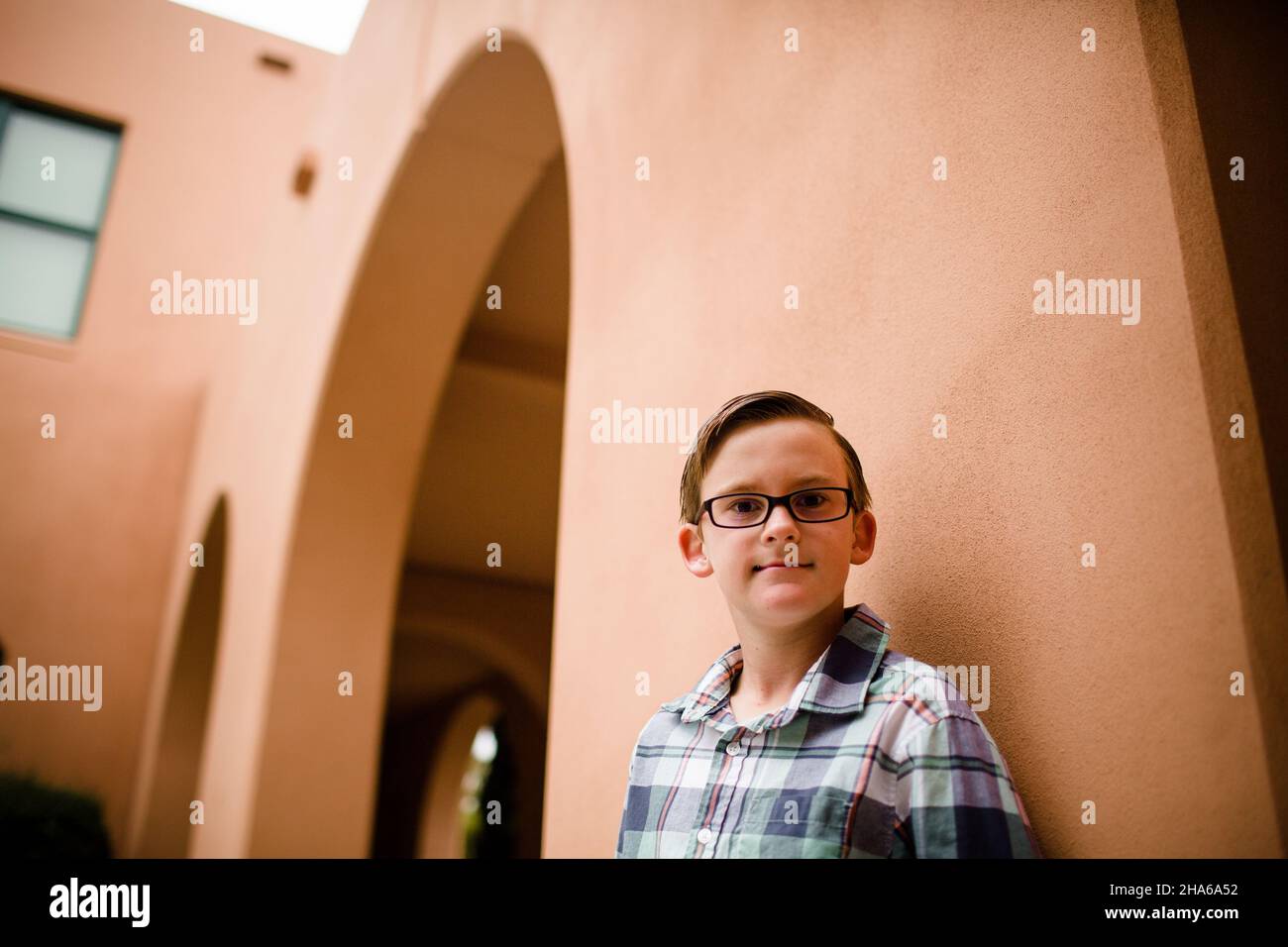 Zehnjähriger posiert für die Kamera auf der Liberty Station in San Diego Stockfoto