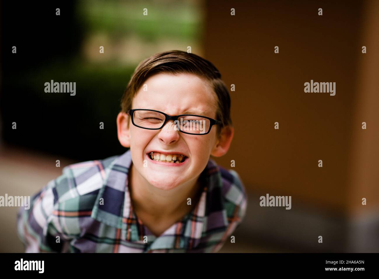Zehn Jahre alt mit einem Snarky Smile, das in San Diego posiert Stockfoto