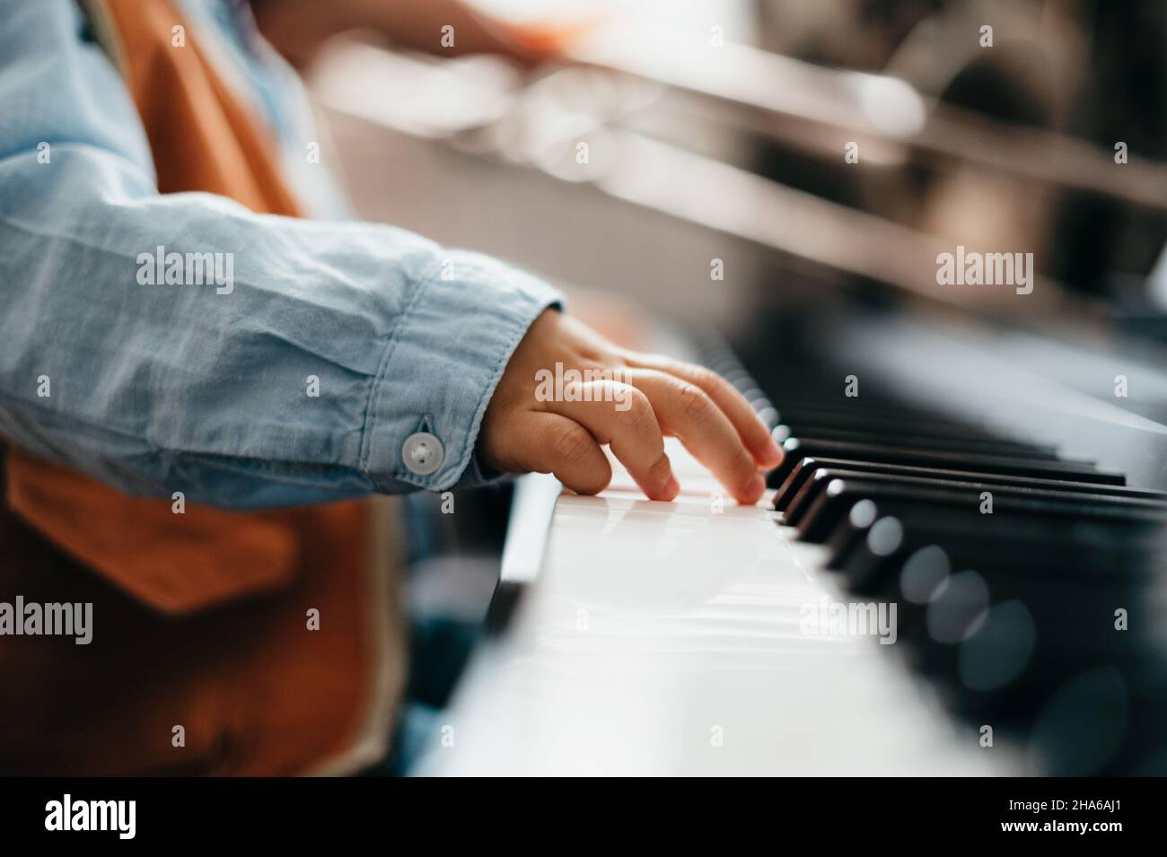 Nahaufnahme einer Kinderhand, die Klavier spielt Stockfoto