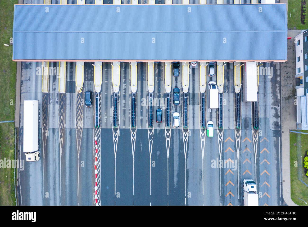 Autotransport auf mehrspurigen Autobahn Straße und Mautentor, Drohne Antenne Draufsicht. Nahverkehr, Stadtleben Konzept.A2 Po Stockfoto