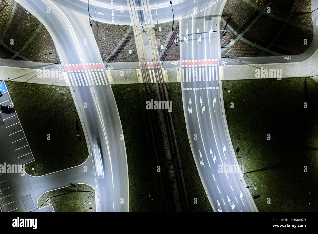 Arial Draufsicht auf moderne Verkehrsmittel mit Expressway, Straße und Kreisverkehr, Straßenverkehr, mehrstufige Kreuzung Autobahn-Draufsicht in asien. Wichtige Inf Stockfoto