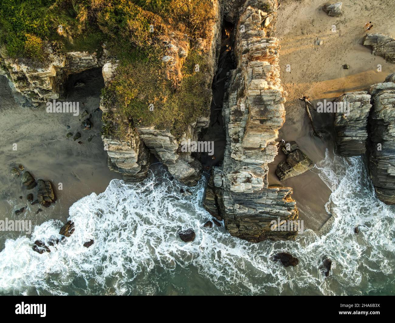 Luftaufnahme der Felsen am Strand bei Sonnenuntergang Stockfoto