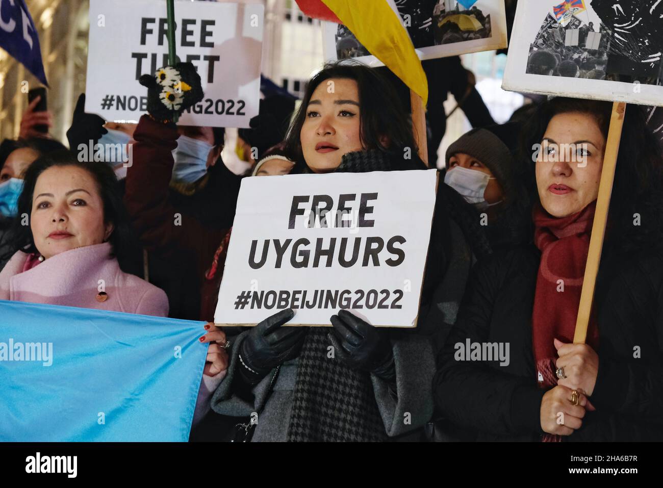 London, Großbritannien, 10th. Dezember 2021. Tibetische, uigurische und Hongkonger Diasporas in der Hauptstadt veranstalteten am Menschenrechtstag einen gemeinsamen Protest und riefen die Regierungen dazu auf, die Olympischen Winterspiele 2022 in Peking wegen der Menschenrechtsverletzungen durch die Kommunistische Partei Chinas (KPCh) zu boykottieren. Am 9th. Dezember kam ein inoffizielles unabhängiges britisches Tribunal zu dem Schluss, dass die chinesische Regierung Völkermord verübt hat, aber keine Massenmorde an Uiguren in der Region Xinjiang begangen hat. Kredit: Elfte Stunde Fotografie/Alamy Live Nachrichten Stockfoto
