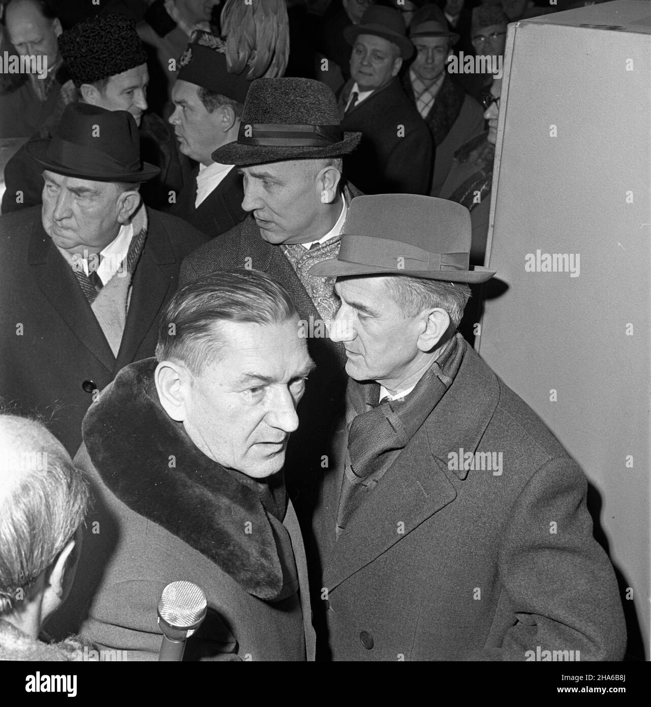 Katowice, 1969-12-03. Wydzia³ rur spiralnie spawanych w Hucie Ferrum produkowa³ rury przeznaczone do budowy ruroci¹gów przesy³owych gazu, ropy i wody. Budowa tego ca³kowicie zmechanizowanego hutniczego obiektu trwa³a 17 miesiêcy i 4 dni. W przeddzieñ górniczego œwiêta - Barbórki w otwarciu tego wydzia³u uczestniczyli m.in. Sekretarz Komitetu Centralnego Polskiej Zjednoczonej Partii Robotniczej (KC PZPR) Ryszard Strzelecki oraz przewodnicz¹cy Rady Pañstwa, marsza³ek Polski Marian Spychalski. NZ. m. in. Ryszard Strzelecki (L z przodu), I sekretarz Komitetu Wojewódzkiego w Kielcach Edward Gierek Stockfoto