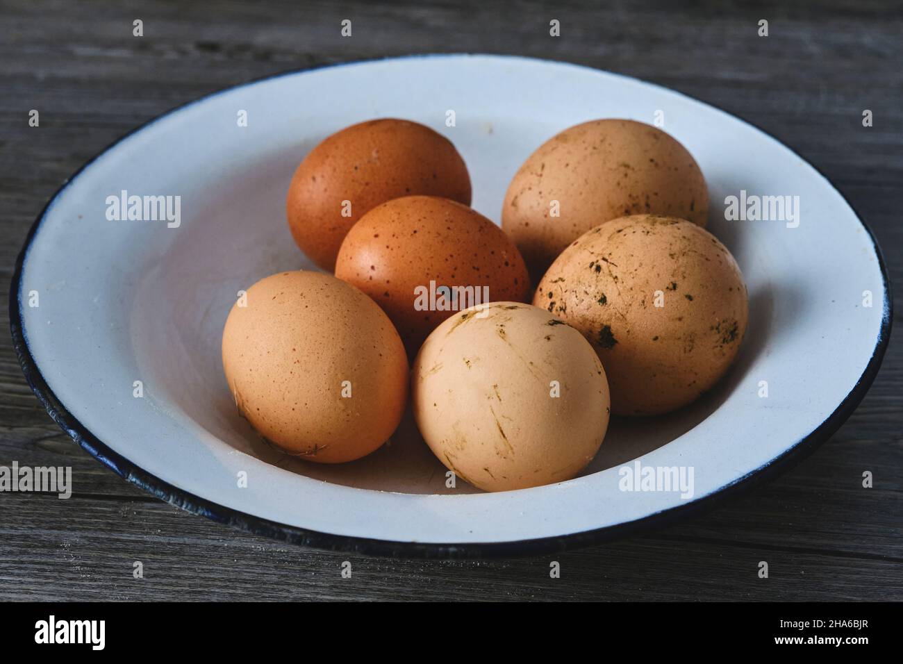 Ein Gericht mit hausgemachten frischen Kücheneiern mit Schmutz auf der Schale Stockfoto