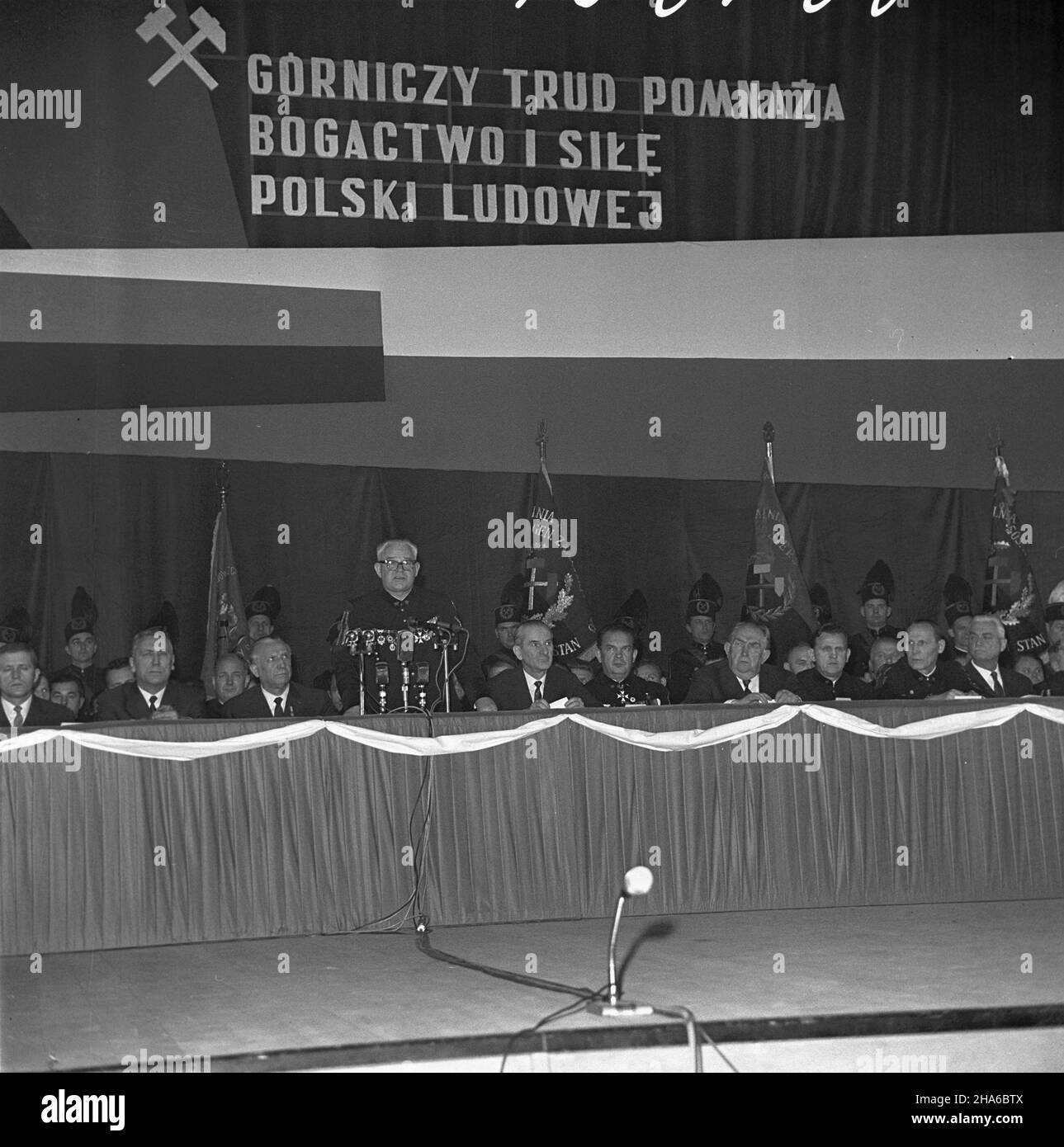 Zabrze, 1969-12-03. W Domu Muzyki i Tañca odby³y siê Centralne uroczystoœci z okazji Barbórki. Przybyli na nie przedstawiciele w³adz partyjnych i pañstwowych oraz górnicy. NZ. stó³ prezydialny, przy którym zasiadaj¹ m.in. (od lewej): Sekretarz Komitetu Wojewódzkiego PZPR w Katowicach Tadeusz Pyka, i sekretarz KW PZPR w Katowicach Edward Gierek, przewodnicz¹cy Rady Pañstwa Marian Spychalski, przewodnicz¹cy Zarz¹du G³ównego Zwi¹zku Zawodowego Górników Micha³ Specja³ (stoi), sekretarz Komitetu Centralnego PZPR Ryszard Strzenergi, Minister górnictwa Jan Mitrêga i, przewodnicz¹cy Wojewód Stockfoto