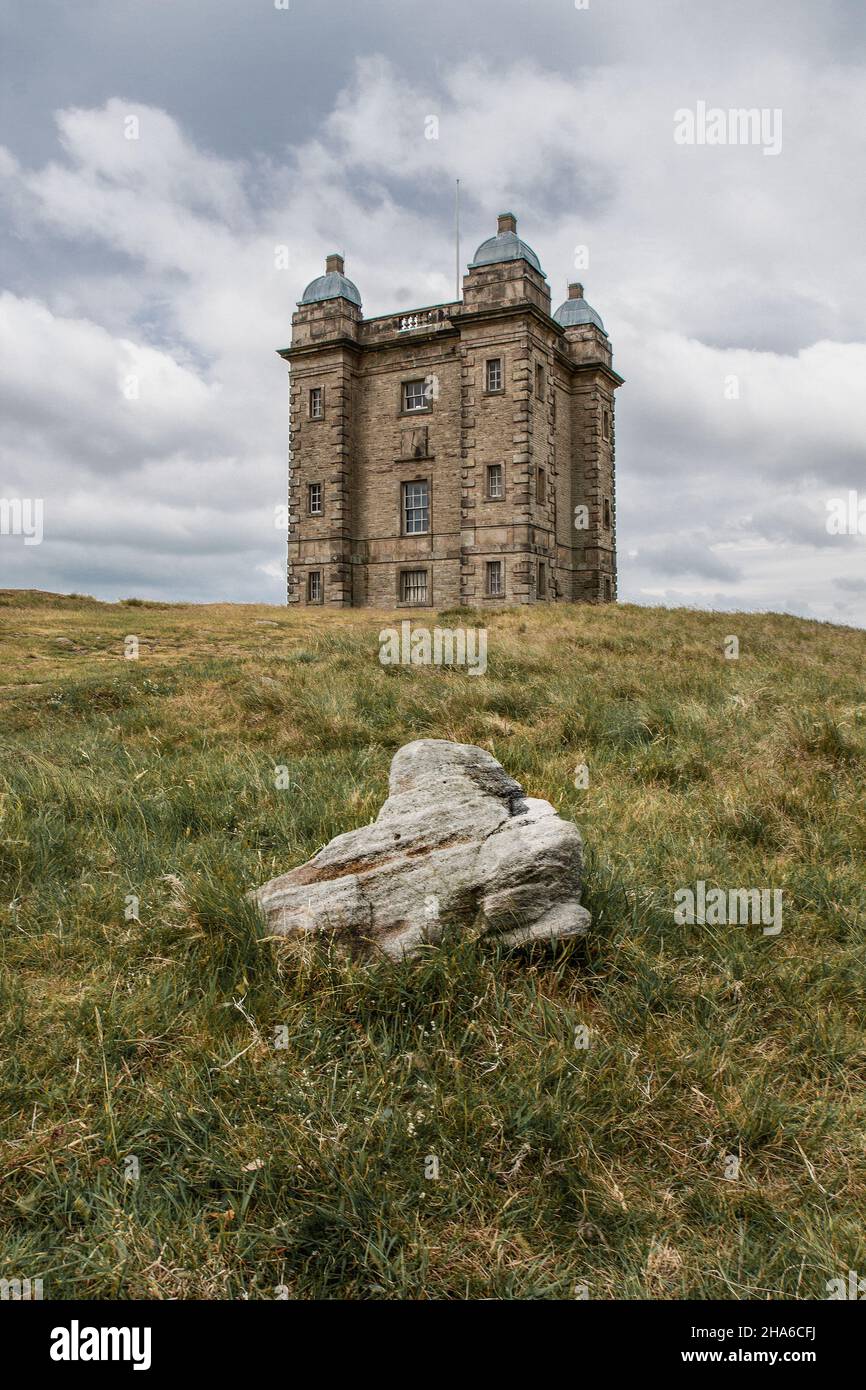 Lyme Park ist ein großes Anwesen südlich von Disley, Chesthire, England, das vom National Trust verwaltet wird. Der Käfig befindet sich im Peak District National Park. Stockfoto