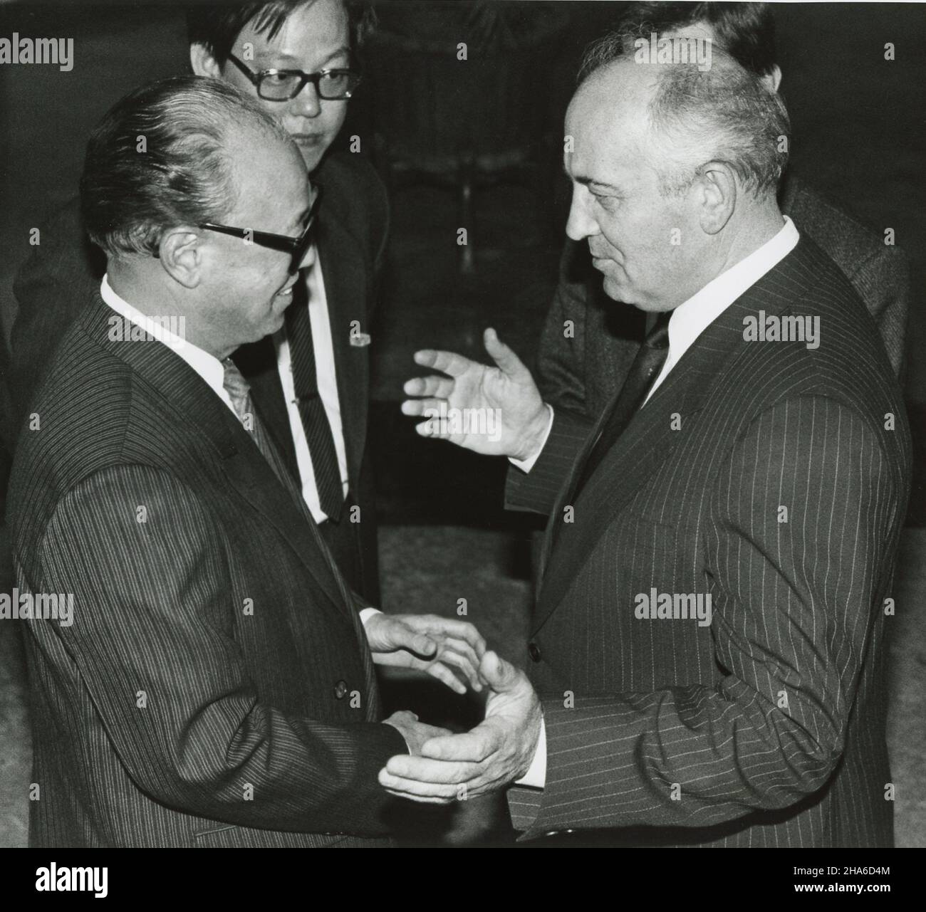 In seinem letzten offiziellen Auftritt vor der Hausarrest begrüßt der ehemalige Generalsekretär der Kommunistischen Partei Chinas, Zhao Ziyang, im Mai 1989 den ehemaligen Führer der Sowjetunion, Michail Gorbatschow, in einem Gästehaus in Peking. Nach den Protesten auf dem Platz des Himmlischen Friedens, die im Juni dieses Jahres endeten, wurde Zhao politisch gesäubert und für den Rest seines Lebens faktisch unter Hausarrest gestellt. Stockfoto