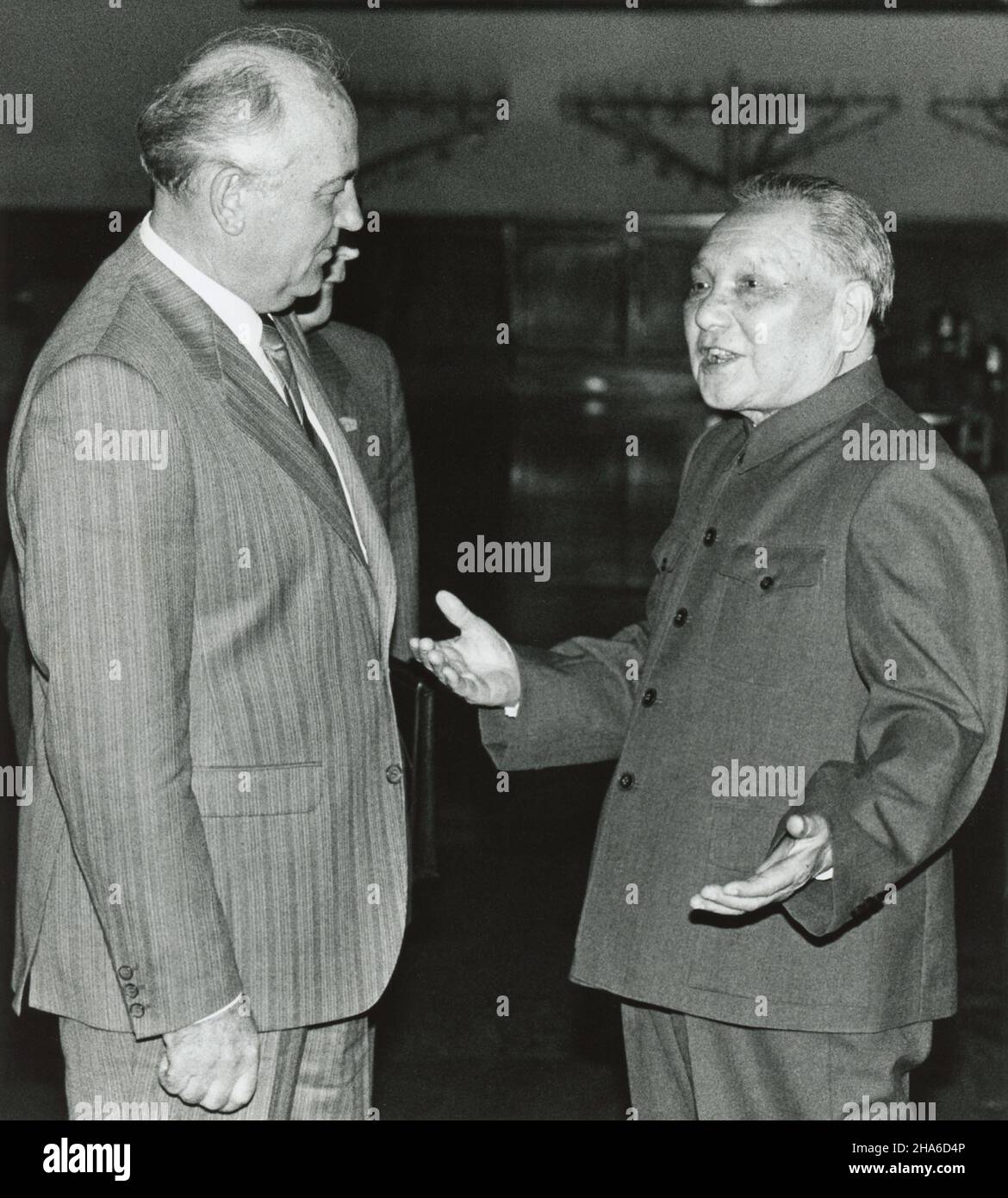 Der ehemalige chinesische Führer Deng Xiaoping begrüßt den ehemaligen Führer der Sowjetunion, Michail Gorbatschow, im Mai 1989 in der Großen Halle des Volkes. Ihr Treffen gilt als das Ende der "chinesisch-sowjetischen Spaltung". Stockfoto
