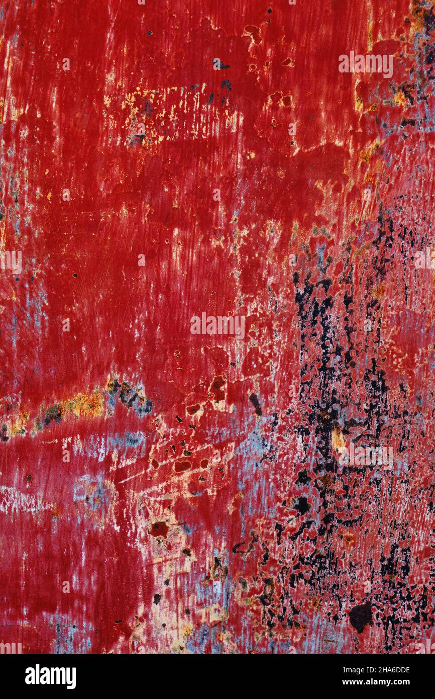 Altes korrodiertes Metallblech mit abgenutzter roter Farbe, grunge-Background oder Textur Stockfoto