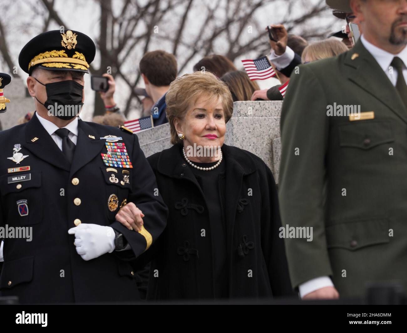 10. Dezember 2021, Washington, District of Columbia, USA: Senatorin Elizabeth Dole hält sich am Arm General Mark Milley, als sie am World war II Memorial ankommt, wo Ehrungen an ihren verstorbenen Ehemann Senator Bob Dole gezahlt werden. (Bild: © Sue Dorfman/ZUMA Press Wire) Bild: ZUMA Press, Inc./Alamy Live News Stockfoto