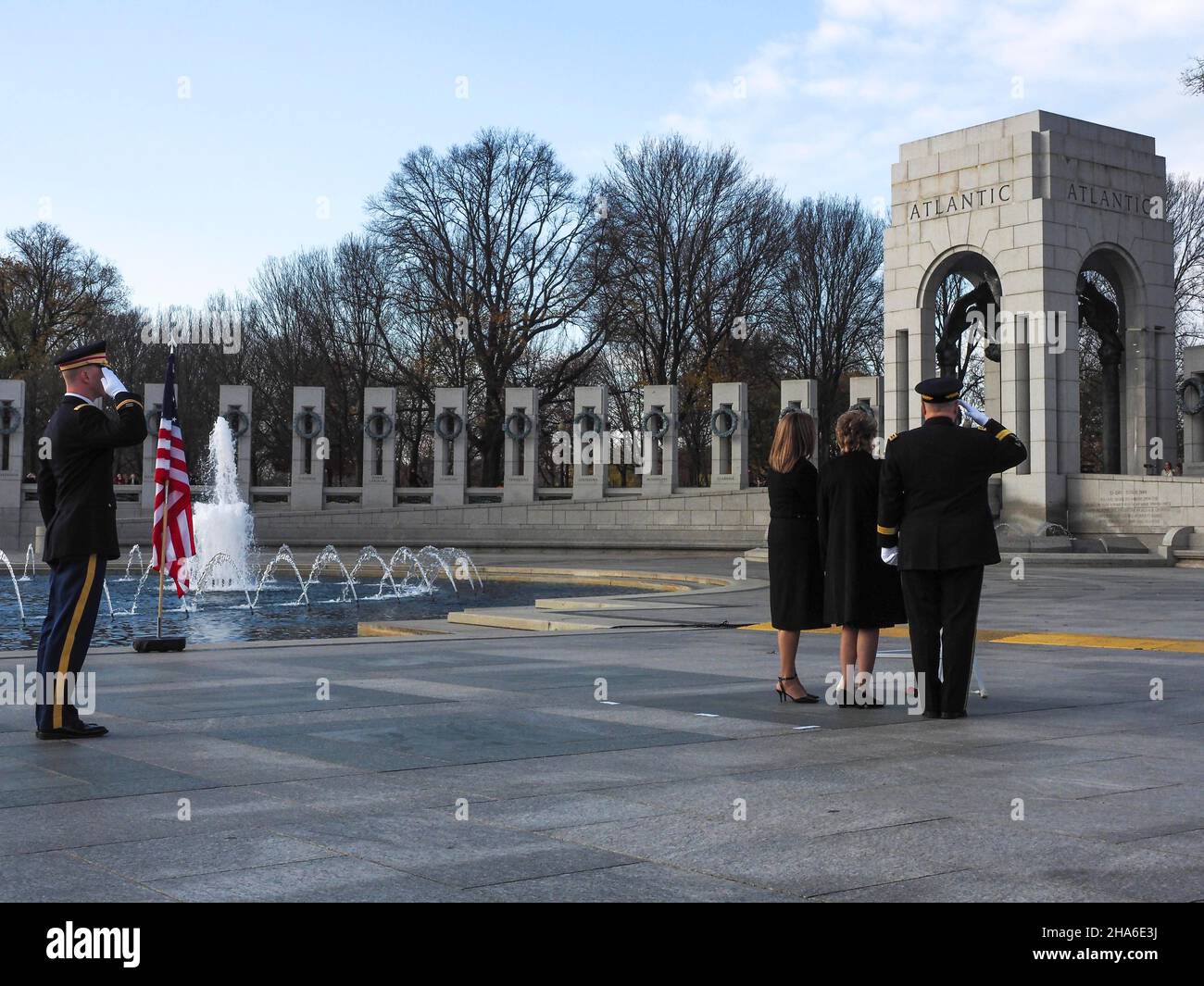 10. Dezember 2021, Washington, District of Columbia, USA: Robin Dole, Elizabeth Dole und General Mark Miller stehen vor einem Kranz zu Ehren des verstorbenen Senators Bob Dole am World war II Memorial in der National Mall. (Bild: © Sue Dorfman/ZUMA Press Wire) Bild: ZUMA Press, Inc./Alamy Live News Stockfoto