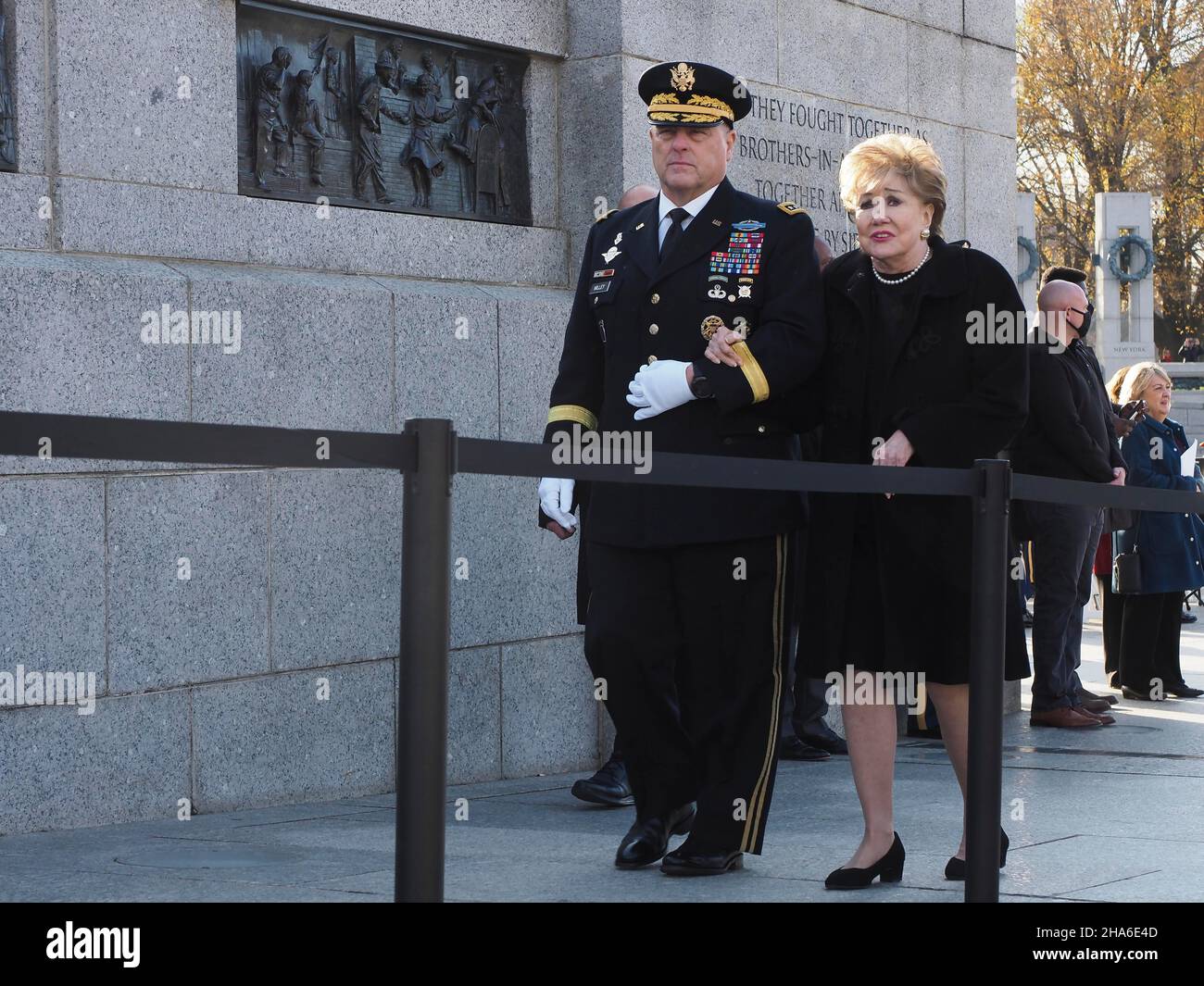 10. Dezember 2021, Washington, District of Columbia, USA: Senatorin Elizabeth Dole hält sich am Arm General Mark Milley verlässt das World war II Memorial, wo ihr verstorbener Ehemann Senator Bob Dole Ehrungen erhielt. (Bild: © Sue Dorfman/ZUMA Press Wire) Bild: ZUMA Press, Inc./Alamy Live News Stockfoto