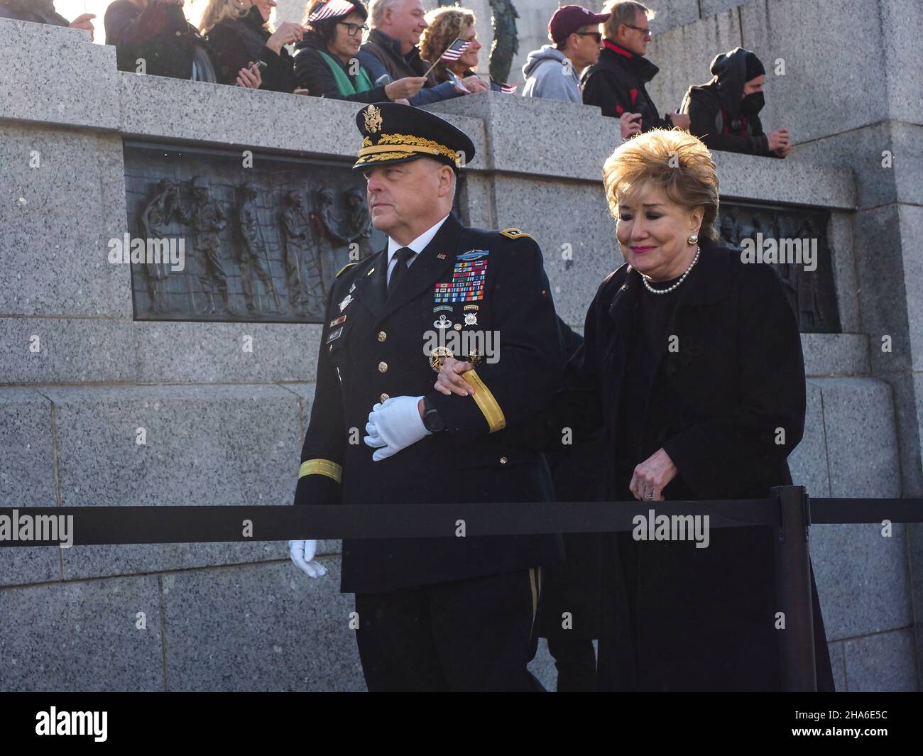 10. Dezember 2021, Washington, District of Columbia, USA: Senatorin Elizabeth Dole hält sich am Arm General Mark Milley verlässt das World war II Memorial, wo ihr verstorbener Ehemann Senator Bob Dole Ehrungen erhielt. (Bild: © Sue Dorfman/ZUMA Press Wire) Bild: ZUMA Press, Inc./Alamy Live News Stockfoto