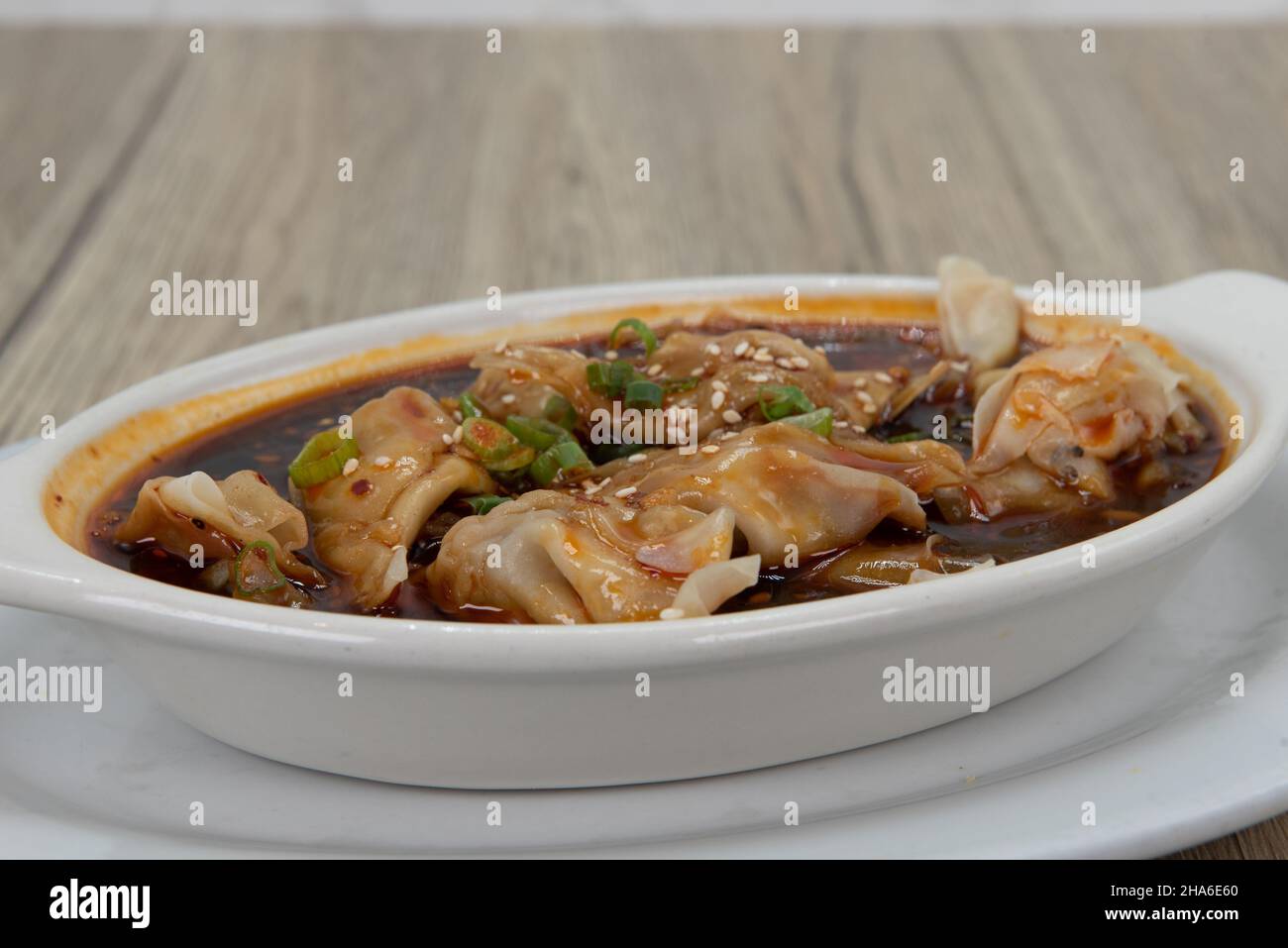 Szechwon aromatisierte Wontons, die in diesem beliebten Geschmack der Chines-Küche einweichen. Stockfoto