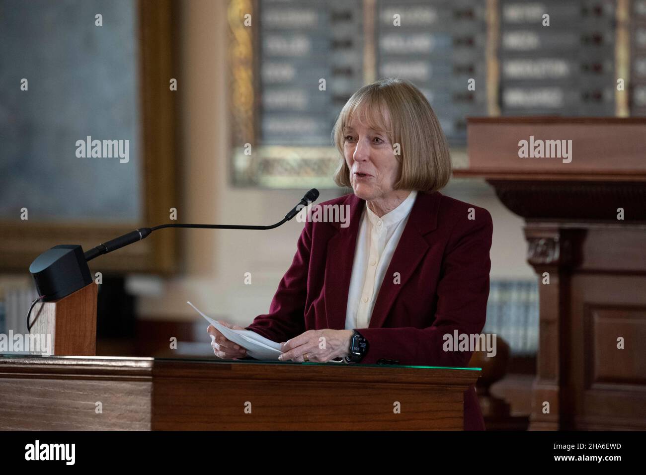 Austin Texas USA, 10 2021. Dezember: Der Oberste Richter Sherry Radack vom Ersten Berufungsgericht spricht bei einer Investiturfeier für die neue texanische Oberste Richterin Rebecca A. Huddle im Texas Capitol. Huddle ist seit einem Jahr vor Gericht, aber ihre offizielle Vereidigung wurde aufgrund der COVID-Protokolle verzögert. Kredit: Bob Daemmrich/Alamy Live Nachrichten Stockfoto