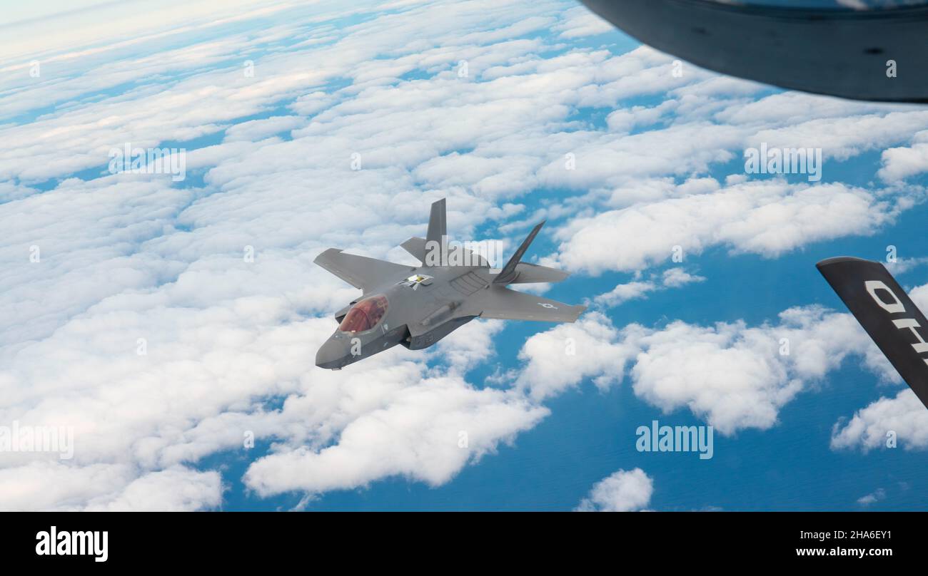 Ein F-35A Lightning II der US-Luftwaffe aus dem Expeditionary Fighter Squadron 356th, 354th Air Expeditionary Wing, freut sich über seine Formation nach einer Luftbefüllung während der Operation Iron Dagger, 9. Dezember 2021. Diese Operation signalisiert die fortgesetzten Bemühungen, das dynamische Beschäftigungskonzept des US-Indo-Pacific Command durch agile Kampfbeschäftigung zu unterstützen, das die Bemühungen der Nationalen Verteidigungsstrategie unterstützt, Schulungen mit Verbündeten durchzuführen und dabei den globalen Frieden und die Sicherheit zu wahren. (USA Foto der Luftwaffe von Staff Sgt. Braden Anderson) Stockfoto