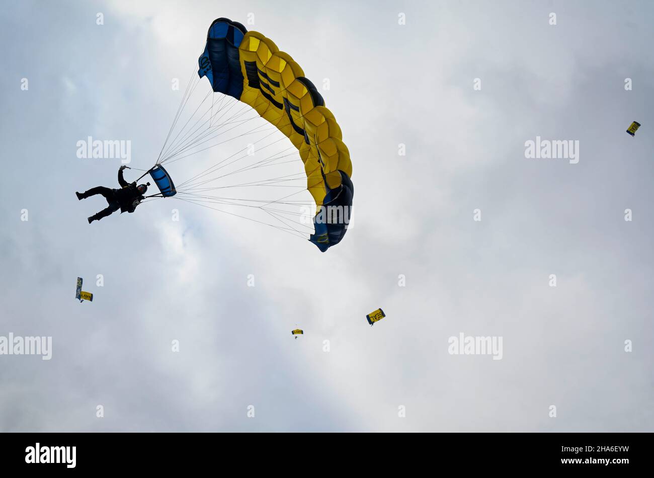 211210-N-MW275-1035 EAST RUTHERFORD, N.J. (Dez 10, 2021) Mitglieder des Navy Fallschirmteams, die „Leap Frogs“, fliegen während eines Übungssprungs in Vorbereitung auf das Army-Navy-Fußballspiel mit einem Fallschirm auf das MetLife Stadium in East Rutherford, New Jersey. Das Spiel wird das Treffen 122nd zwischen den U.S. Naval Academy Midshipmen und den U.S. Army Black Knights markieren. (USA Navy Foto von Mass Communication Specialist 2nd Class Cody Anderson/veröffentlicht) Stockfoto