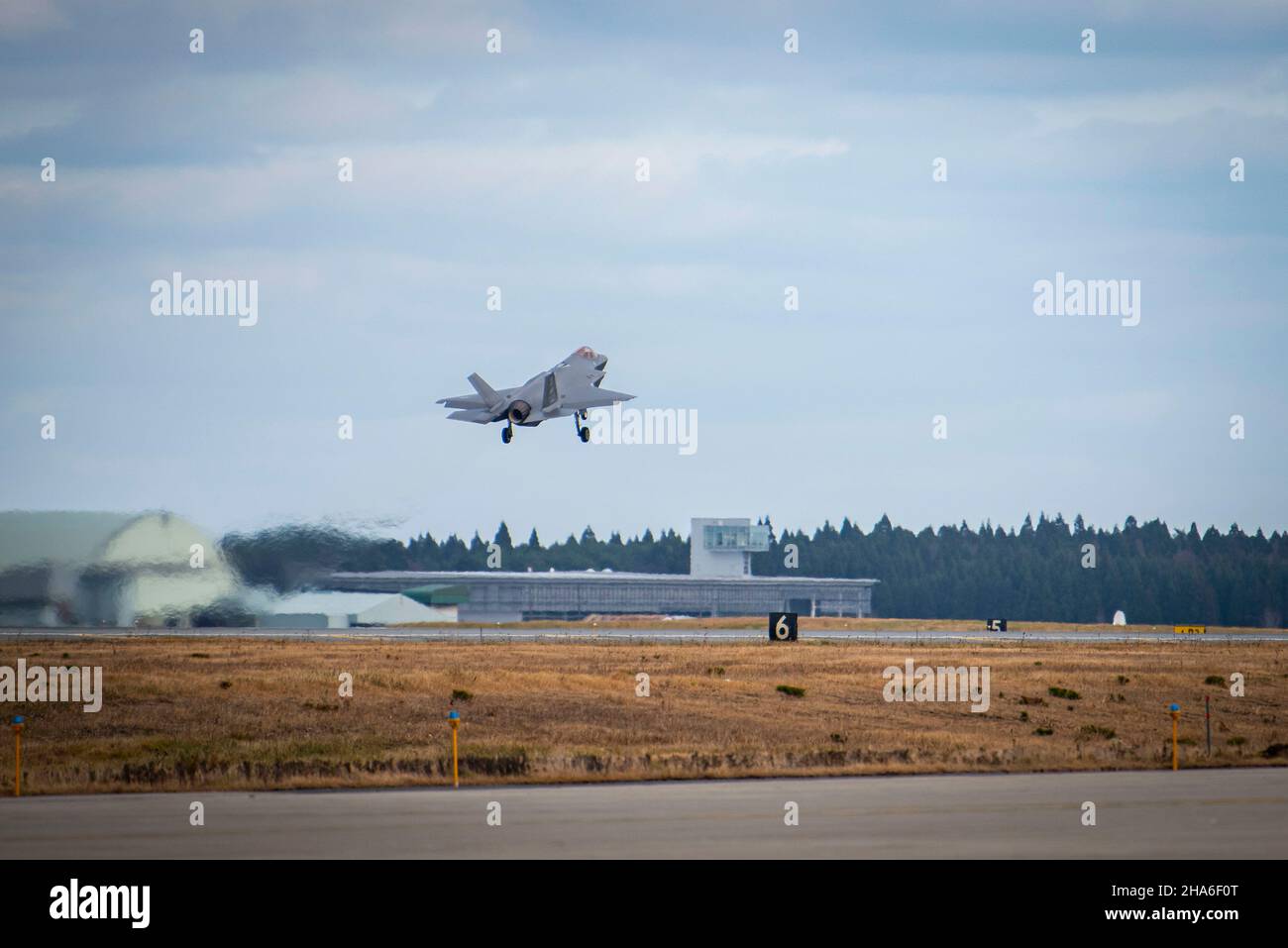 Eine US Air Force F-35A Lightning IIS von der Eielson Air Force Base, Alaska, hebt auf der Startbahn ab, während sie auf der Misawa Air Base, Japan, zur Unterstützung der Operation IRON DOLGER, einer Übung zur agilen Bekämpfung von Beschäftigung (ACE), am 9. Dezember 2021 eingesetzt wird. ACE ist ein wichtiges operatives Konzept für den Kampf der Pacific Air Forces in einem modernen, umkämpften Umfeld. (USA Luftwaffe Foto von Airman 1st Klasse Leon Redfern) Stockfoto