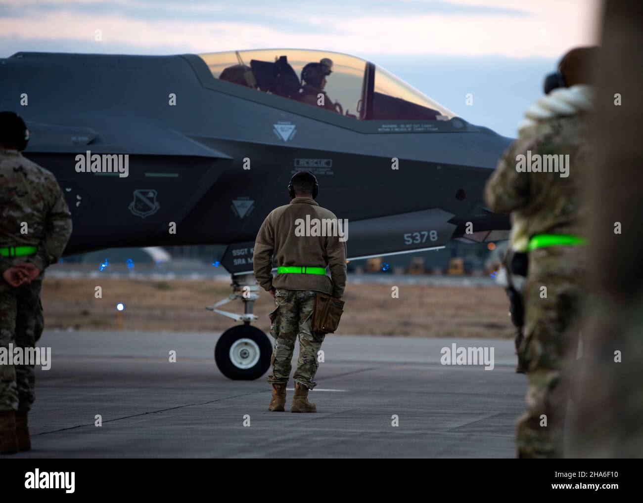 Eine F-35 vom Luftwaffenstützpunkt Eielson, Alaska, Taxis, während sie zur Unterstützung der Operation IRON DOLGER, einer Übung zu agilen Kampfanstellen (Ace), auf der Misawa Air Base, Japan, eingesetzt wurde, 6. Dezember 2021. ACE ist ein wichtiges operatives Konzept für den Kampf der Pacific Air Forces in einem modernen, umkämpften Umfeld. (USA Foto der Luftwaffe von Staff Sgt. Gnade Nichols) Stockfoto