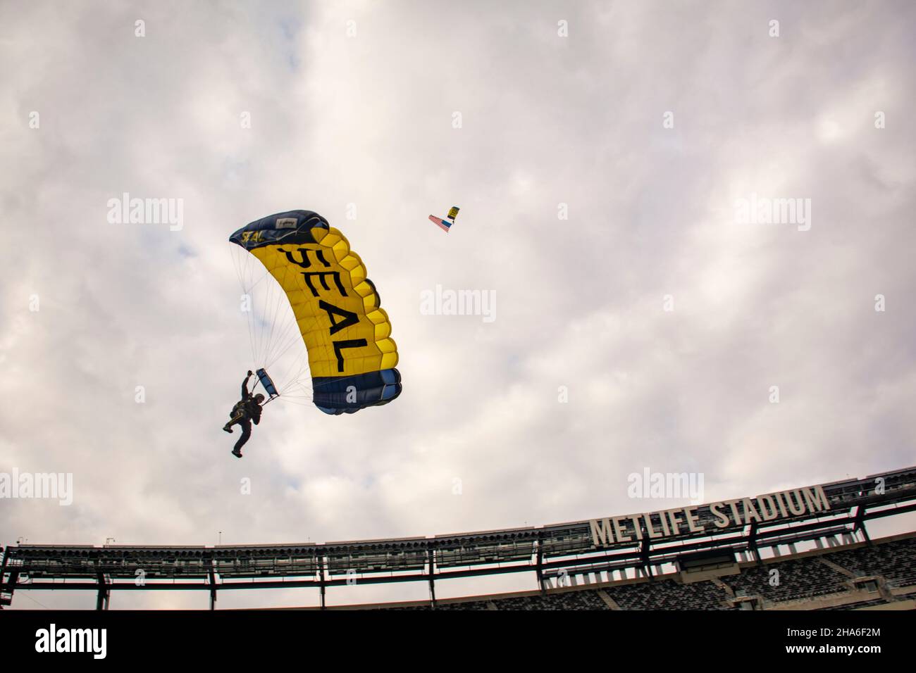 211210-N-WF272-1405 EAST RUTHERFORD, N.J. (Dez 10, 2021) Mitglieder des Navy Fallschirmteams, die „Leap Frogs“, fliegen während eines Übungssprungs in Vorbereitung auf das Army-Navy-Fußballspiel mit einem Fallschirm auf das MetLife Stadium in East Rutherford, New Jersey. Das Spiel wird das Treffen 122nd zwischen den U.S. Naval Academy Midshipmen und den U.S. Army Black Knights markieren. (USA Navy Foto von Chief Mass Communication Specialist Diana Quinlan/veröffentlicht) Stockfoto
