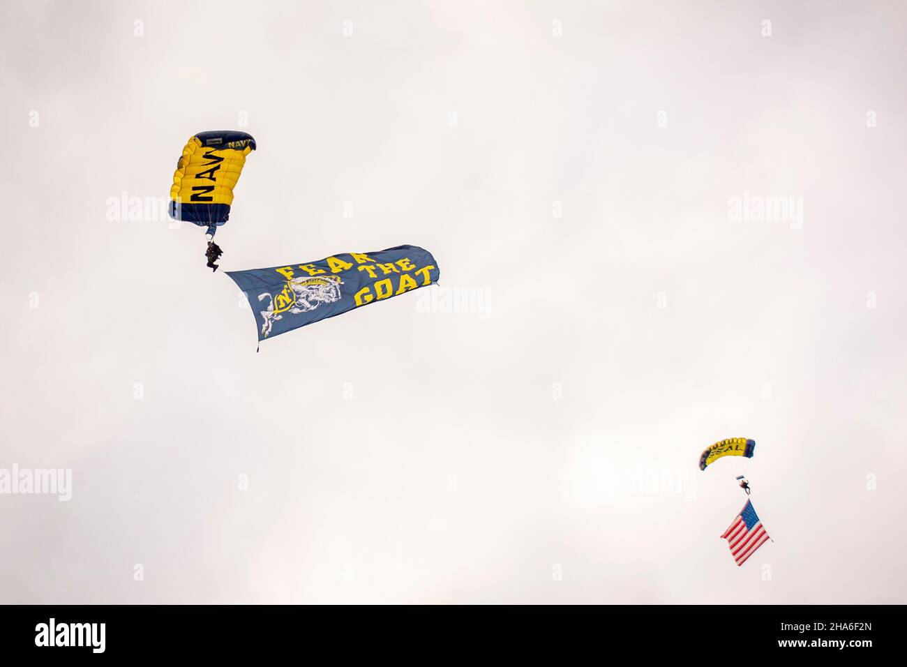 211210-N-WF272-1413 EAST RUTHERFORD, N.J. (Dez 10, 2021) Mitglieder des Navy Fallschirmteams, die „Leap Frogs“, fliegen während eines Übungssprungs in Vorbereitung auf das Army-Navy-Fußballspiel mit einem Fallschirm auf das MetLife Stadium in East Rutherford, New Jersey. Das Spiel wird das Treffen 122nd zwischen den U.S. Naval Academy Midshipmen und den U.S. Army Black Knights markieren. (USA Navy Foto von Chief Mass Communication Specialist Diana Quinlan/veröffentlicht) Stockfoto