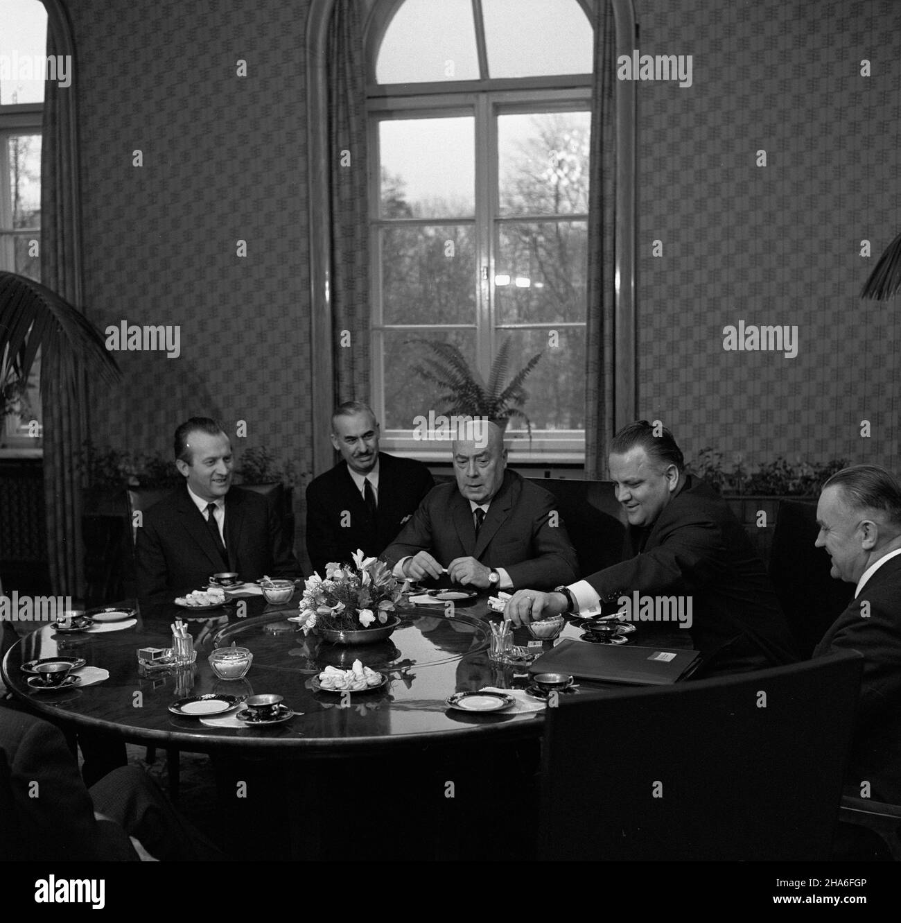 Warszawa, 1969-11-28. Spotkanie premiera Józefa Cyrankiewicza z czechos³owack¹ delegacj¹ partyjno-rz¹dow¹ z cz³onkiem KC Komunistycznej Partii Czechos³owacji, wicepremierem i ministrem planowania rz¹du CSRS Vaclavem Hul¹ oraz sekretarzem KC KPCz Josefem Lenartem na czele. Prom wizyty delegacji Czechos³owacji by³o przeprowadzenie rozmów na temat pog³êbienia i rozszerzenia wspó³pracy gospodarczej miêdzy obu krajami. NZ. przy stole od lewej: J. Lenart, J. Cyrankiewicz, V. Hula i Piotr Jaroszewicz (zastêpca cz³onka Biura Politycznego KC PZPR, wicepremier). uu PAP/Edmund Uchymiak Warschau, Nov Stockfoto