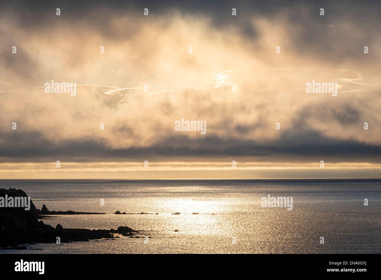 Sonnenuntergang in Wolken über der Cook Strait, Titahi Bay, Porirua, Wellington, Nordinsel, Neuseeland Stockfoto