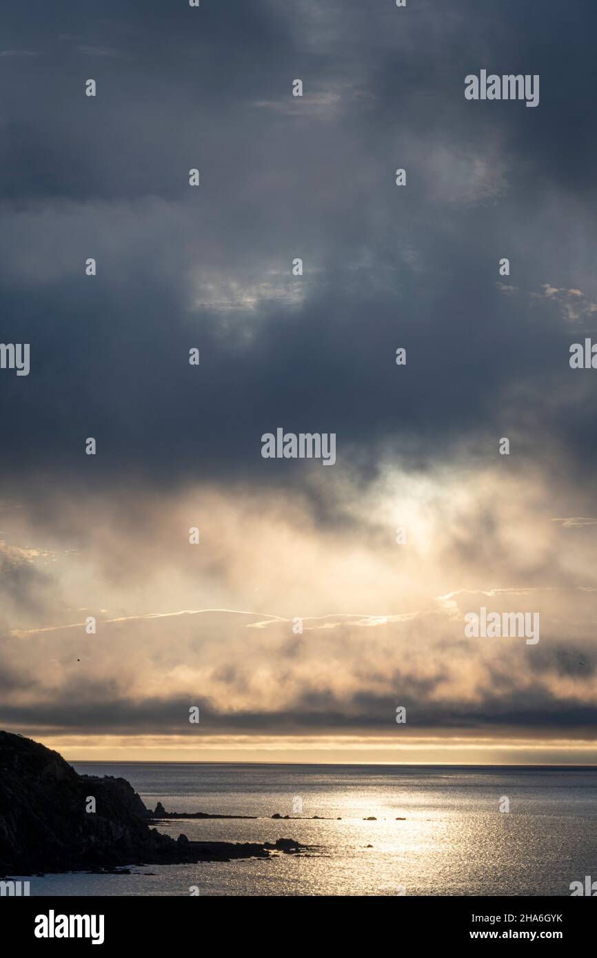 Sonnenuntergang in Wolken über der Cook Strait, Titahi Bay, Porirua, Wellington, Nordinsel, Neuseeland Stockfoto