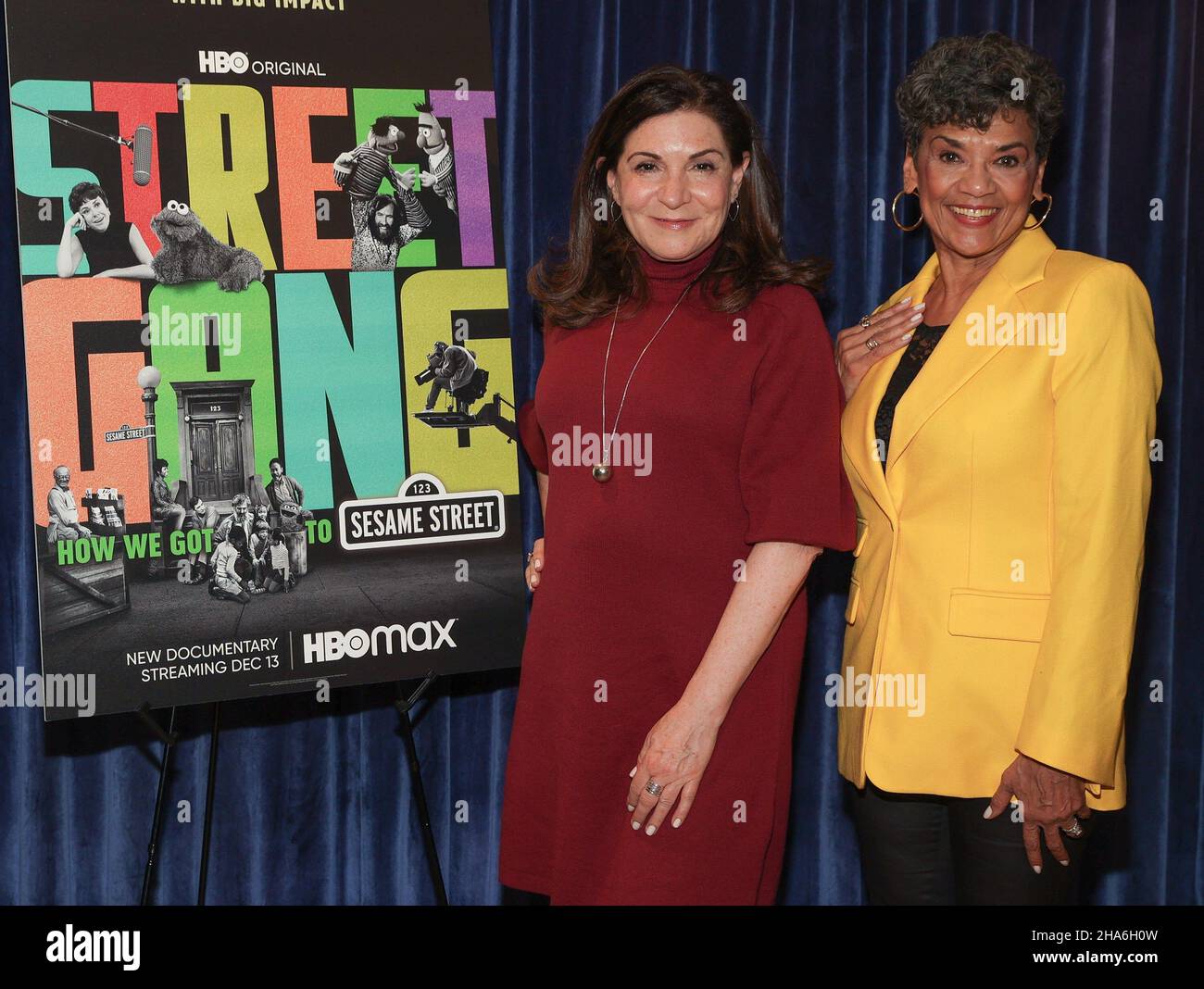 New York, NY, USA. 10th Dez 2021. Marilyn Agrelo, Sonia Manzano bei der Ankunft für STREET GANG: HOW WE GOT TO SESAME STREET HBO Special Screening, Leonard Nimoy Thalia im Symphony Space, New York, NY 10. Dezember 2021. Kredit: CJ Rivera/Everett Collection/Alamy Live Nachrichten Stockfoto