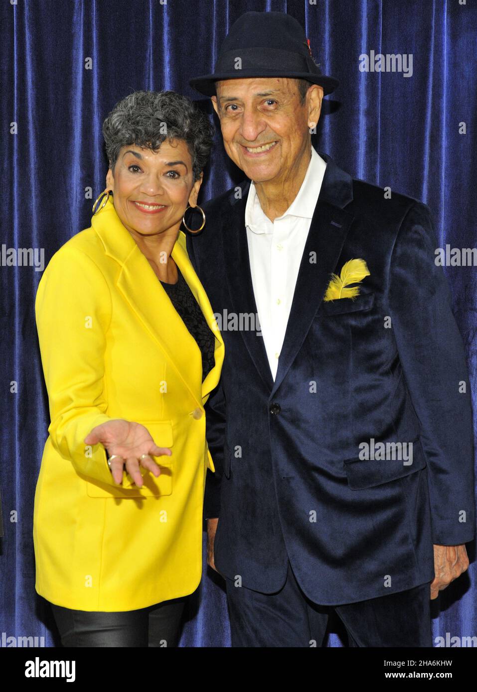 New York, USA. 10th Dez 2021. L-R: Sonia Manzano und Emilio Delgado nehmen am 10. Dezember 2021 an der Sondervorführung von Street Gang: How We Got to Sesame Street im Symphony Space in New York, NY, Teil. (Foto von Stephen Smith/SIPA USA) Quelle: SIPA USA/Alamy Live News Stockfoto