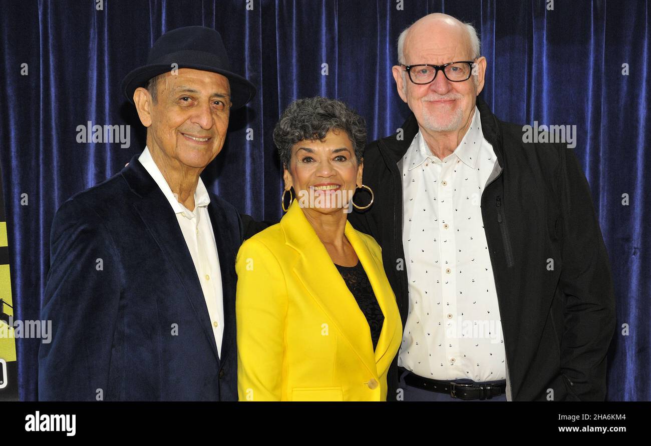 New York, USA. 10th Dez 2021. L-R: Emilio Delgado, Sonia Manzano und Frank Oz besuchen am 10. Dezember 2021 die Sondervorführung von Street Gang: How We Got to Sesame Street im Symphony Space in New York, NY. (Foto von Stephen Smith/SIPA USA) Quelle: SIPA USA/Alamy Live News Stockfoto