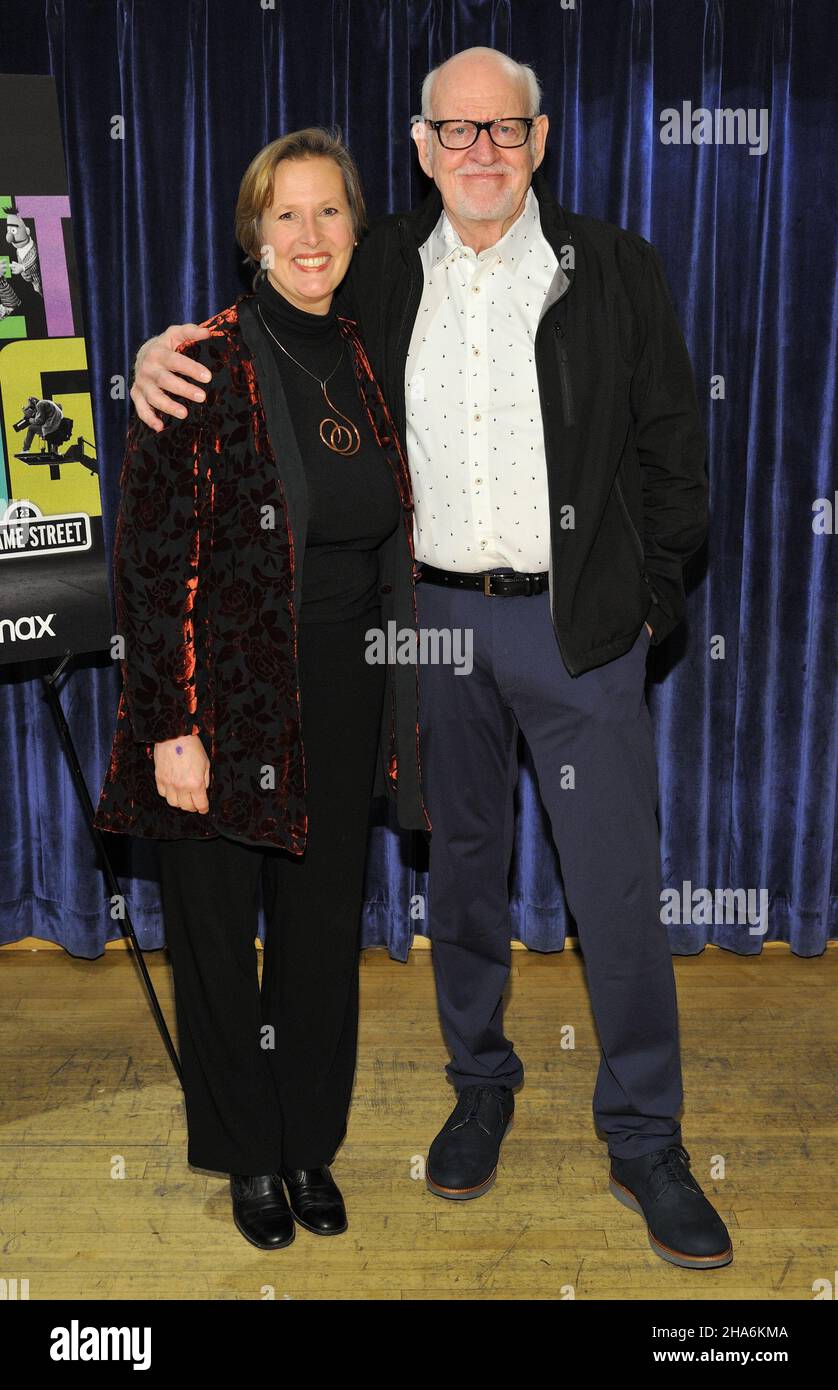 New York, USA. 10th Dez 2021. L-R: Polly Stone und Frank Oz nehmen am 10. Dezember 2021 an der Sondervorführung von Street Gang: How We Got to Sesame Street im Symphony Space in New York, NY, Teil. (Foto von Stephen Smith/SIPA USA) Quelle: SIPA USA/Alamy Live News Stockfoto