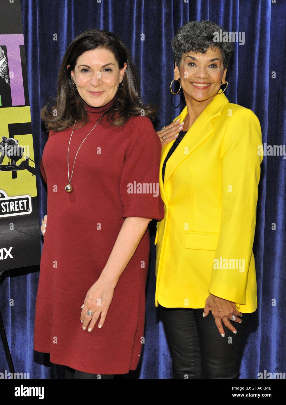 New York, USA. 10th Dez 2021. L-R: Marilyn Agrelo und Sonia Manzano nehmen am 10. Dezember 2021 an der NY-Sondervorführung von Street Gang: How We Got to Sesame Street im Symphony Space in New York, NY, Teil. (Foto von Stephen Smith/SIPA USA) Quelle: SIPA USA/Alamy Live News Stockfoto