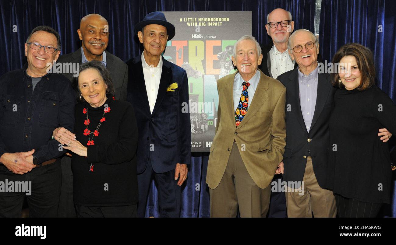 New York, USA. 10th Dez 2021. L-R: Norman Stiles, NA, Roscoe Orman, Emilio Delgado, Bob McGrath, Frank Oz, Christopher Cerf und Sharon Lerner nehmen am 10. Dezember 2021 an der Sondervorführung von Street Gang: How We Got to Sesame Street im Symphony Space in New York, NY, Teil. (Foto von Stephen Smith/SIPA USA) Quelle: SIPA USA/Alamy Live News Stockfoto