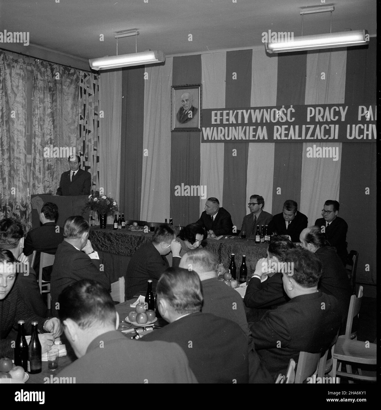 Rybnik, 1969-12-01. Edward Gierek (za sto³em, 1L), cz³onek Biura Politycznego Komitetu Centralnego Polskiej Zjednoczonej Partii Robotniczej (PZPR) i i sekretarz Komitetu Wojewódzkiego PZPR w Katowicach podczas spotkania z aktywem partyjnym PZPR w Rybniimku. mb PAP/Kazierz Rybnik, 1. Dezember 1969. Edward Gierek (hinter dem Tisch, 1st links), Mitglied des Politbüros des Zentralkomitees der Polnischen Vereinigten Arbeiterpartei (PZPR) und 1st Sekretär des Provinzkomitees der PZPR in Katowice bei einem Treffen mit Parteiaktivisten in Rybnik. mb PAP/Kazimierz Seko Stockfoto