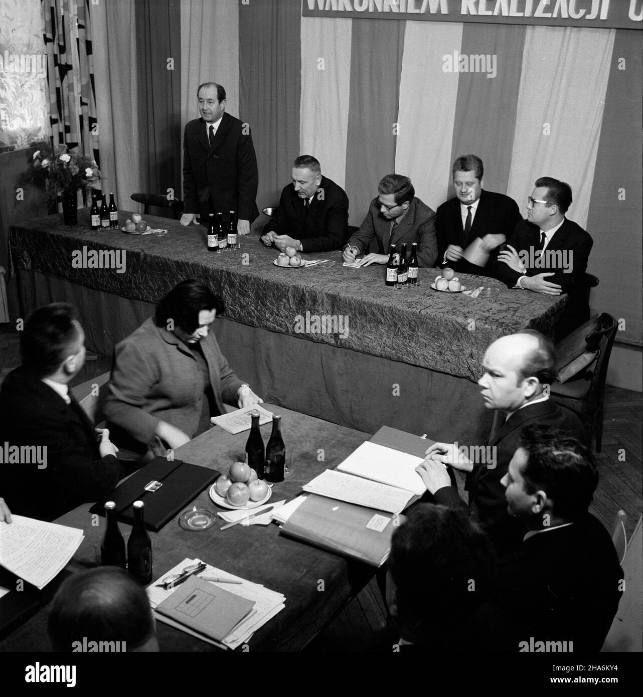 Rybnik, 1969-12-01. Edward Gierek (za sto³em, 2L), cz³onek Biura Politycznego Komitetu Centralnego Polskiej Zjednoczonej Partii Robotniczej (PZPR) i i sekretarz Komitetu Wojewódzkiego PZPR w Katowicach podczas spotkania z aktywem partyjnym PZPR w Rybniimku. mb PAP/Kazierz Rybnik, 1. Dezember 1969. Edward Gierek (hinter dem Tisch, 1st links), Mitglied des Politbüros des Zentralkomitees der Polnischen Vereinigten Arbeiterpartei (PZPR) und 1st Sekretär des Provinzkomitees der PZPR in Katowice bei einem Treffen mit Parteiaktivisten in Rybnik. mb PAP/Kazimierz Seko Stockfoto