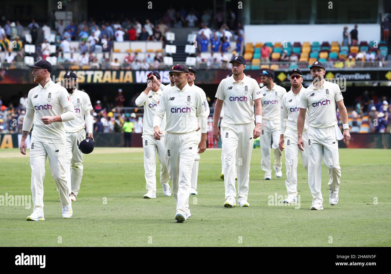 Der englische Kapitän Joe Root ( Center ) geht mit seinem Team nach der Niederlage am vierten Tag des ersten Ashes-Tests in Gabba, Brisbane, los. Stockfoto